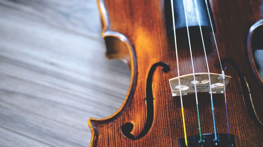 Image d'un violon sur un pupitre.